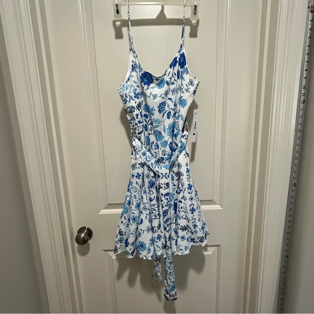 Aqua women’s size S, Blue & White Floral Dress. Lined & matching belt. NWT.